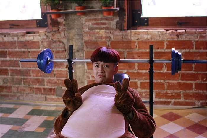 Hà thường hay úp mở không bao giờ rõ ràng những cảm nhận của chính mình nên luôn gặp phải sự đè đầu cưỡi cổ của bà chị, cũng chính vì vậy mà anh không bao giờ có thể chinh phục được người trong mộng – chị đẹp Quỳnh Băng.