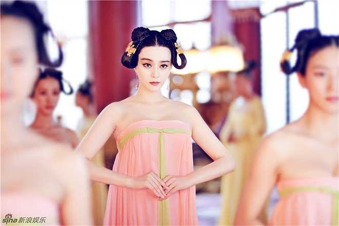 Sở hữu vẻ ngoài hoàn hảo cho nhân vật, Phạm Băng Băng trở thành tâm điểm chú ý của bộ phim đang gây sốt toàn châu Á.