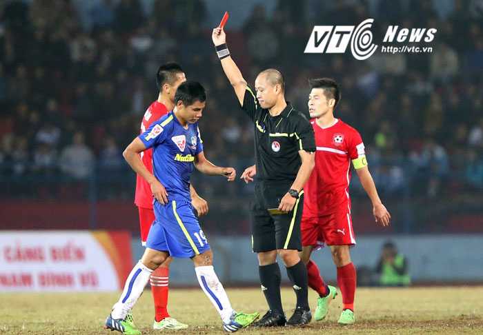 Đối thủ sẵn sàng nhận thẻ đỏ để ngăn chặn HAGL (Ảnh: Quang Minh)