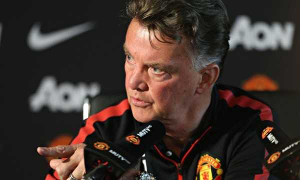 Van Gaal kiên trì bảo vệ sơ đồ 3-5-2 mà ông đang áp dụng