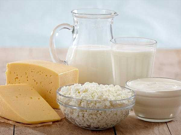 Canxi: Canxi đứng đầu trong danh sách vitamin cần được bổ sung hàng ngày của chị em. So với cánh mày râu, chị em phụ nữ dễ bị loãng xương do thiếu hụt canxi hơn. Để duy trì xương khỏe mạnh, bổ sung canxi là rất cần thiết. Một số nguồn canxi tự nhiên như các sản phẩm từ sữa và trứng.