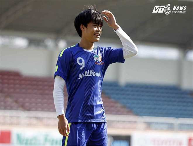 Văn Toàn có tốc độ nhưng mỏng cơm, thiếu kinh nghiệm khiến lối chơi của anh ở V-League dễ bị đối phương phong tỏa.