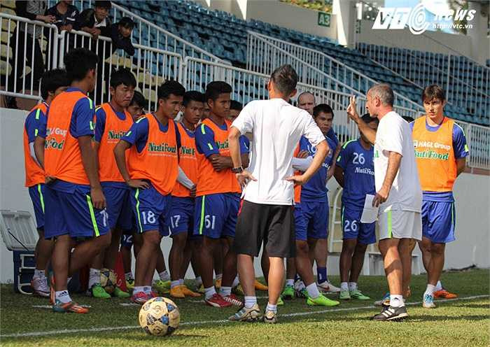 Thầy Giôm chỉ cho đội tập khoảng 1 tiếng vào chiều nay. Chủ yếu đó là những bài tập làm quen cảm giác bóng.