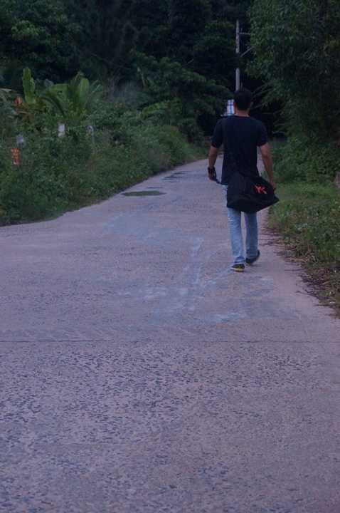 Minh Quân vẫn tiếp tục tìm nhà khi trời đã sụp tối.