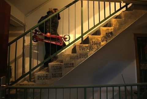 Cuộc mưu sinh trong đêm của cô gái lái xe thuê ở Thượng Hải