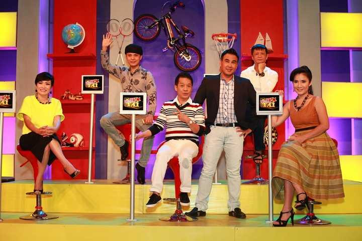 Nhạc sỹ Vũ Quốc Việt (bên trái hàng trên) – ngoài tham gia với vai trò giám khảo, còn đảm nhận khâu âm nhạc cho chương trình.