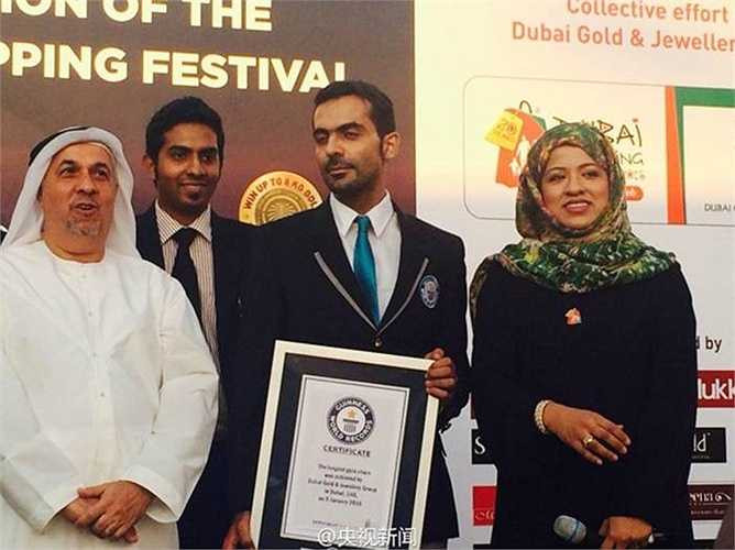 Được biết, đây là dây chuyền dài 5,5km, được 100 thợ thủ công làm việc trong 45 ngày. 