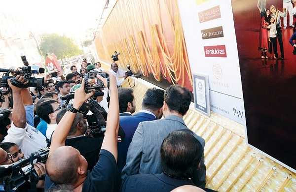 Trên mỗi vòng của chiếc dây chuyên dài nhất thế giới này đều gắn số. Những ai có nhu cầu mua có thể đặt hàng từ đầu tháng 12/2014. 