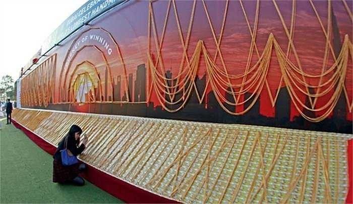 Ngay sau sự kiện ra mắt, chiếc dây chuyền được cắt thành vòng tay hoặc vòng cổ bán ra cho khách hàng có nhu cầu. 