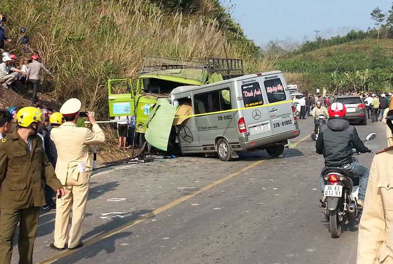 Tai nạn kinh hoàng ở Thanh Hóa, ít nhất 8 người chết tại chỗ