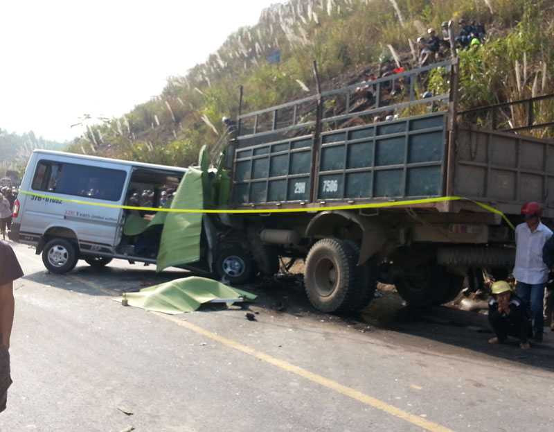 Tai nạn kinh hoàng ở Thanh Hóa, ít nhất 8 người chết tại chỗ