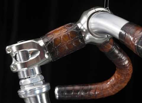 Xe đạp bọc da cá sấu đắt ngang xe hơi của WLWC