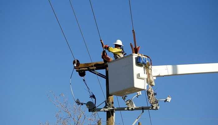 Sửa chữa và lắp đặt hệ thống điện Lương: 64.170 USD Số người đang làm tại Mỹ: 11.350 Bằng cấp: Trung học Rõ ràng một điều, không có điện khiến cho cuộc sống trở nên vô cùng nhàm chán. Mất điện 1 giờ, 1 ngày hay thậm chí là vài phút thôi là bạn sẽ nhấc điện thoại gọi ngay cho người sửa chữa