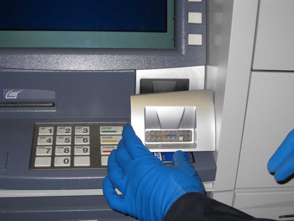 Cẩn thận với các cây ATM có gắn đầu đọc thẻ giả 