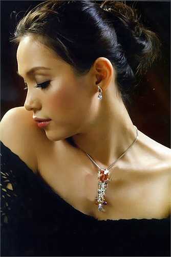 Sau khi giành vương miện cao quý, cô cũng thỉnh thoảng xuất hiện tại các sự kiện với vai trò MC, người mẫu... 