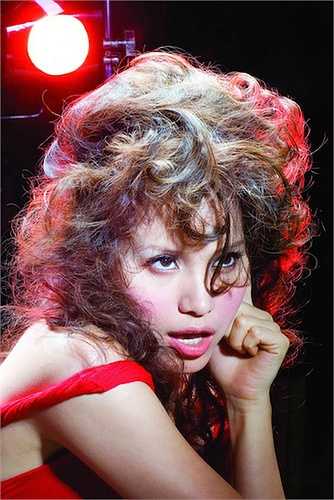 Tuy nhiên, sau những đổ vỡ hôn nhân, cô quyết định đi du học và vắng bóng khỏi thế giới giải trí từ ngày đó. 