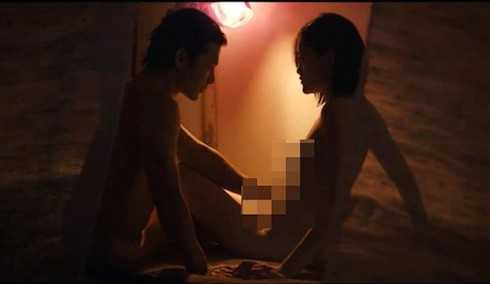 thùy anh đập cánh giữa không trung