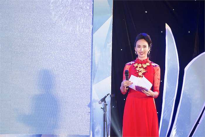 Cô là đại diện của Việt Nam tham dự cuộc thi Nữ hoàng Du lịch Quốc tế 2009.