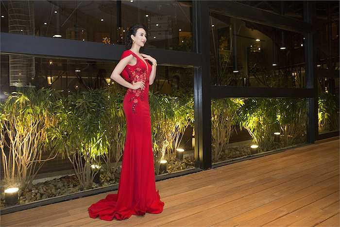 Trong sự kiện diễn ra tối qua (24/1), ngoài chiếc áo dài sắc xuân rực rỡ, cô diện một chiếc đầm khá bắt mắt.