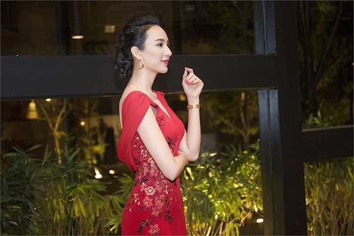 Trang phục xẻ sâu và ôm sát giúp cô khoe được vẻ gợi cảm, cuốn hút.