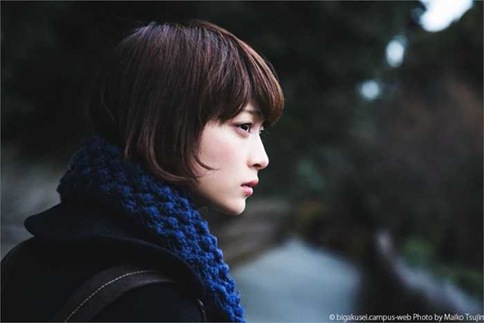 Cô nữ sinh tóc ngắn cá tính có ngoại hình và khí chất khá giống nữ diễn viên nổi tiếng Yoko Maki.