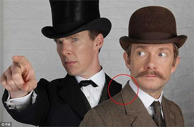 Tấm hình hai tài tử Benedict Cumberbatch và Martin Freeman chụp trong phần mới của series Sherlock bị phát hiện ra điểm bất thường trên vai trái của Benedict. Sự cố này cho thấy hai diễn viên có vẻ như không cùng chụp hình mà là hai tấm ảnh riêng ghép lại nên phần vai của Benedict đã bị biến mất.