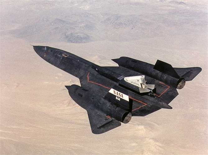 SR-71 thực hiện chuyến bay đầu tiên cho NASA, năm 1997, tại Trung tâm nghiên cứu Dryden Flight, California 