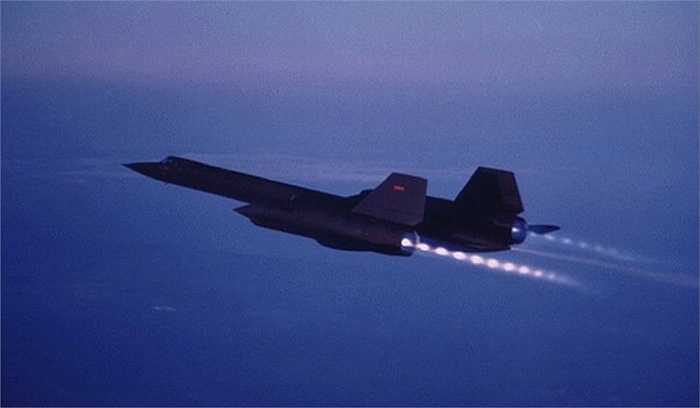 SR-71 Blackbird có thể bay đạt độ cao cực đại là 85 nghìn feet (hơn 24 km), dó đó phi hành đoàn phải mặc bộ quần áo chịu áp lực đặc biệt và mũ bảo hiểm phi hành gia