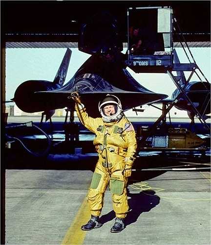 Mỗi chiếc SR-71 được điều khiển bởi 2 phi công: một người lái và một người điều khiển hệ thống trinh sát, phía sau buồng lái