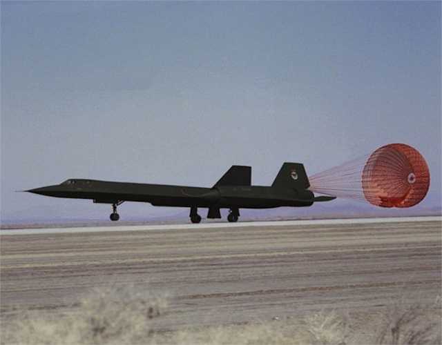 SR-71 hạ cánh trên đường băng