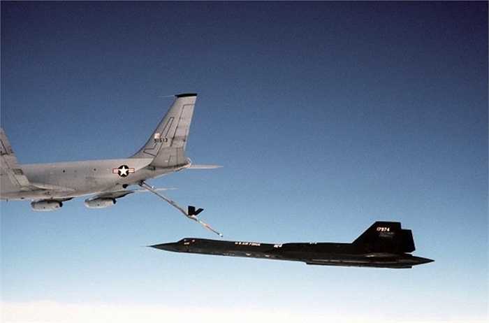 SR-71 đang tiếp nhiên liệu trên không