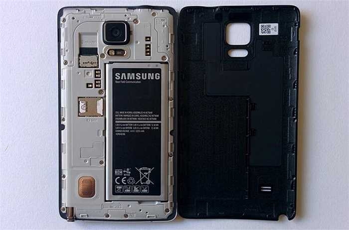 Riêng Note 4 có pin rời và có thẻ nhớ ngoài.