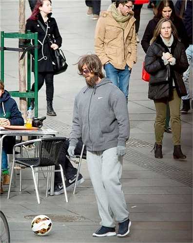 Siêu sao có thân hình chuẩn mực nhất giới cầu thủ mặc bộ đồ độn để trông béo, đội tóc, gắn ria, râu giả 'trông như gã ăn mày', để đánh lạc hướng sự chú ý của người hâm mộ. 