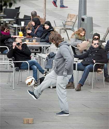 Ronaldo phô diễn kĩ thuật cá nhân. 