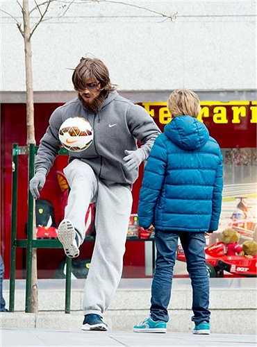 Cũng sau lời xin lỗi của Ronaldo, 'người bị hại' là Edimar cũng tỏ ra thông cảm cho hành động của CR7 khi cho rằng, đó chỉ là 'khoảnh khắc tức giận nhất thời, không có gì hơn'.