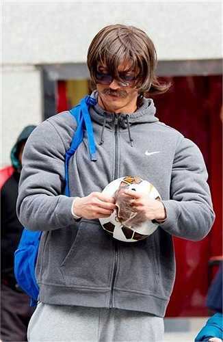 Nếu nhận thấy mức độ nghiêm trọng, Ủy ban kỉ luật sẽ xét tăng nặng hình phạt. Ronaldo có thể bị treo giò đến 3 trận. Nghĩa là anh sẽ vắng mặt ở các trận Real gặp Real Sociedad, Sevilla và trận gặp Atletico vào ngày 7/2/2015. Ngoài ra, ngôi sao người Bồ Đào Nha cũng có thể phải nộp cả tiền phạt.