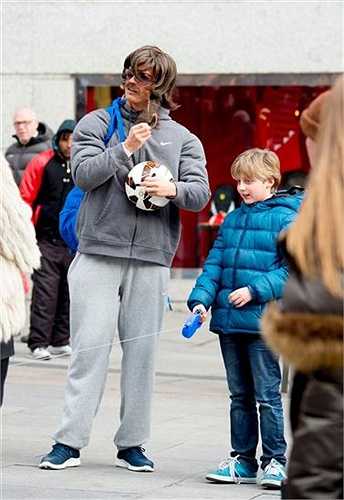 Những hình ảnh thêm về Ronaldo trong buổi trình diễn kĩ thuật trong bộ dạng 'người ăn mày' - cách nói của truyền thông Tây Ban, tại Plaza de Callao, trung tâm Madrid. 