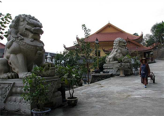 Các điểm chính của chùa đều được đặt linh vật ngoại lai. Hai linh vật này được cho là cặp kỳ lân. Theo sử xưa, khi xuất gia về Yên Tử tu hành một thời gian ngắn, vua Trần Nhân Tông đã cho tôn tạo, xây dựng chùa Lân thành một nơi khang trang với tên Viện Kỳ Lân. Ba vị Sư tổ Trúc Lâm là Trần Nhân Tông, Pháp Loa và Huyền Quang thường đến đây thuyết Pháp, giảng Kinh.