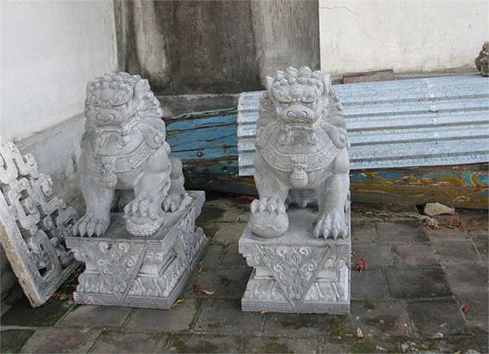 Cũng theo ông Lượng, một số địa phương đã di dời linh vật ngoại lai ra khỏi đền, chùa. Như cặp linh vật ngoại lai tại đền Trần Hưng Đạo - miếu Vua Bà (Thị xã Quảng Yên) đã được Ban quản lý di tích di dời ra bên ngoài, đặt tạm thời tại một góc của ngôi đền.