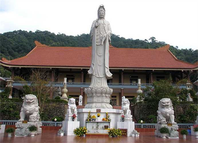 Tại Chính pháp đường có tới 4 linh vật. Nhà chùa cho biết, chùa Lân xưa kia là một trong những ngôi chùa quan trọng trong hệ thống chùa, tháp của Thiền phái Trúc Lâm Yên Tử, có vị trí như một ngôi chùa Trình ở cửa ngõ vào Yên tử thời Lý, Trần và Hậu Lê.