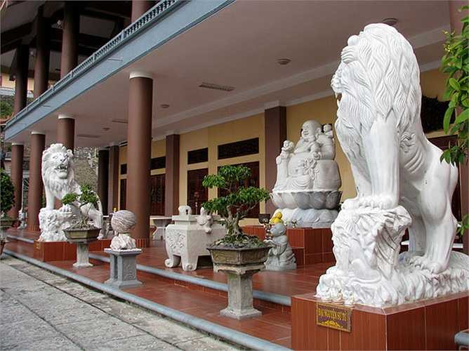 Mặt trước của chùa Lân, lối lên cổng Tam Quan, có cặp sư tử đá ngoại lai trọng lượng gần 5 tấn, cao khoảng 4 m đứng nhe răng.