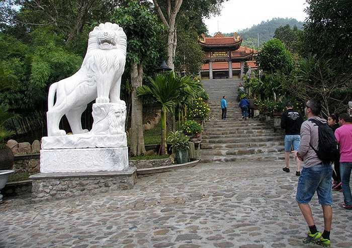 Du khách tò mò chiêm ngưỡng những linh vật trong ngôi chùa thuộc diện quan trọng bậc nhất Việt Nam.