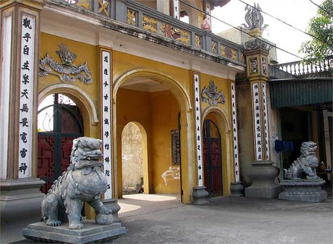 Trước cổng chùa Phúc Nghiêm nằm bên quốc lộ 18A thuộc xã Xuân Sơn, huyện Đông Triều, đôi sư tử đá tạo hình của Trung Quốc đã sừng sững đứng suốt 10 năm nay.