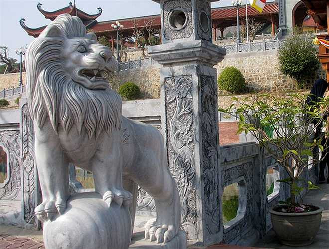 Sư tử đá theo phong cách châu Âu được đặt tại chùa Ba Vàng thuộc phường Quang Trung, TP Uông Bí.
