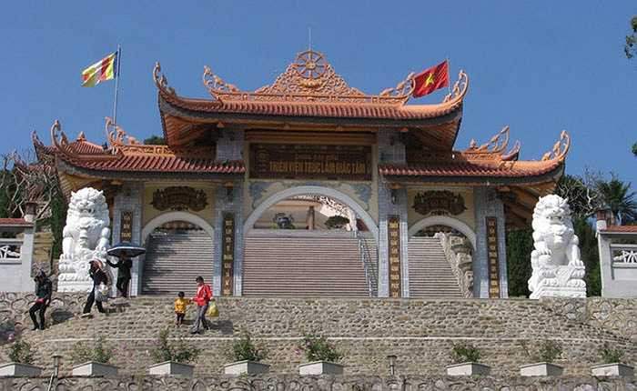 Chùa Cái Bầu thuộc huyện Vân Đồn cũng được đặt bốn linh vật sư tử đá. Nơi đây được biết đến là điểm du lịch tâm linh nổi tiếng của tỉnh Quảng Ninh.