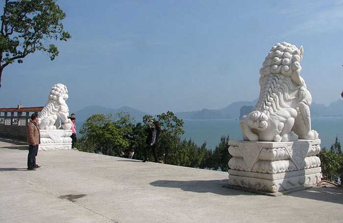 Sở cũng đã ra một số văn bản yêu cầu di dời. 'Tuy nhiên, công tác thực thi vẫn còn gặp khó khăn, do nhiều linh vật có khối lượng quá lớn, sau khi di dời không biết phải để vào đâu', ông Lượng nói. Cặp sư tử đá hướng ra vịnh Hạ Long, phía sau là chùa Cái Bầu tựa lưng vào dãy núi xanh nguyên sơ.