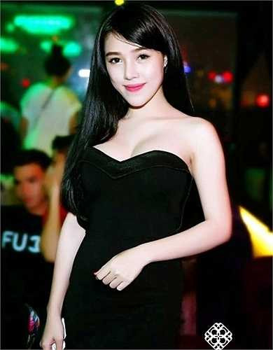 Hoàng Kim Thanh (sinh năm 1993), sinh viên ĐH RMIT hiện đang kinh doanh online mỹ phẩm với thu nhập khá. Công việc kinh doanh ngấm vào máu Thanh từ nhỏ. 