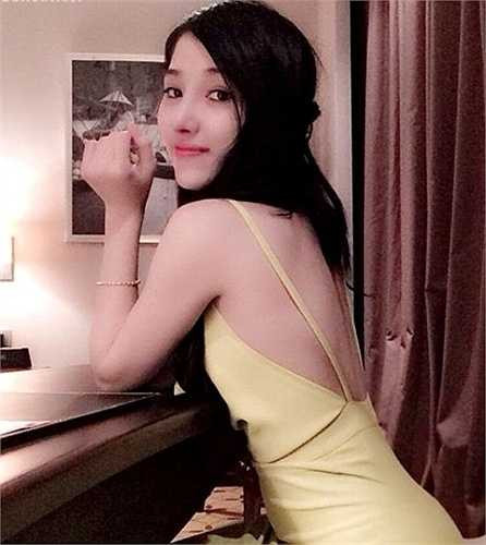 Ngoài việc kinh doanh online cá nhân, Thanh thường xuyên giúp mẹ buôn bán tại cửa hàng bánh ngọt.