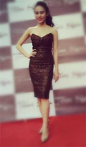 Cô chia sẻ: 'Mình có một spa nhỏ để chia sẻ các kinh nghiệm làm đẹp với các bạn gái vì mình yêu thích công việc đó. Mình duy trì công việc kinh doanh được gần một năm rồi. Thu nhập cũng đủ trang trải cho các chi phí và cuộc sống hàng ngày của mình. Mình không muốn nói về thu nhập vì có thể mọi người không thích việc đó. Mình chỉ có thể nói là trung bình có khi lên đến 9 con số. Nói chung, mình hài lòng với cuộc sống này và sẽ không ngừng cố gắng hơn nữa'.