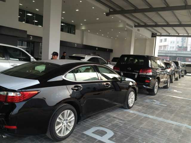 Các hãng xe cũng phải đầu tư mở những đại lý phải đẳng cấp mới xứng tầm để chiều khách nhà giàu.